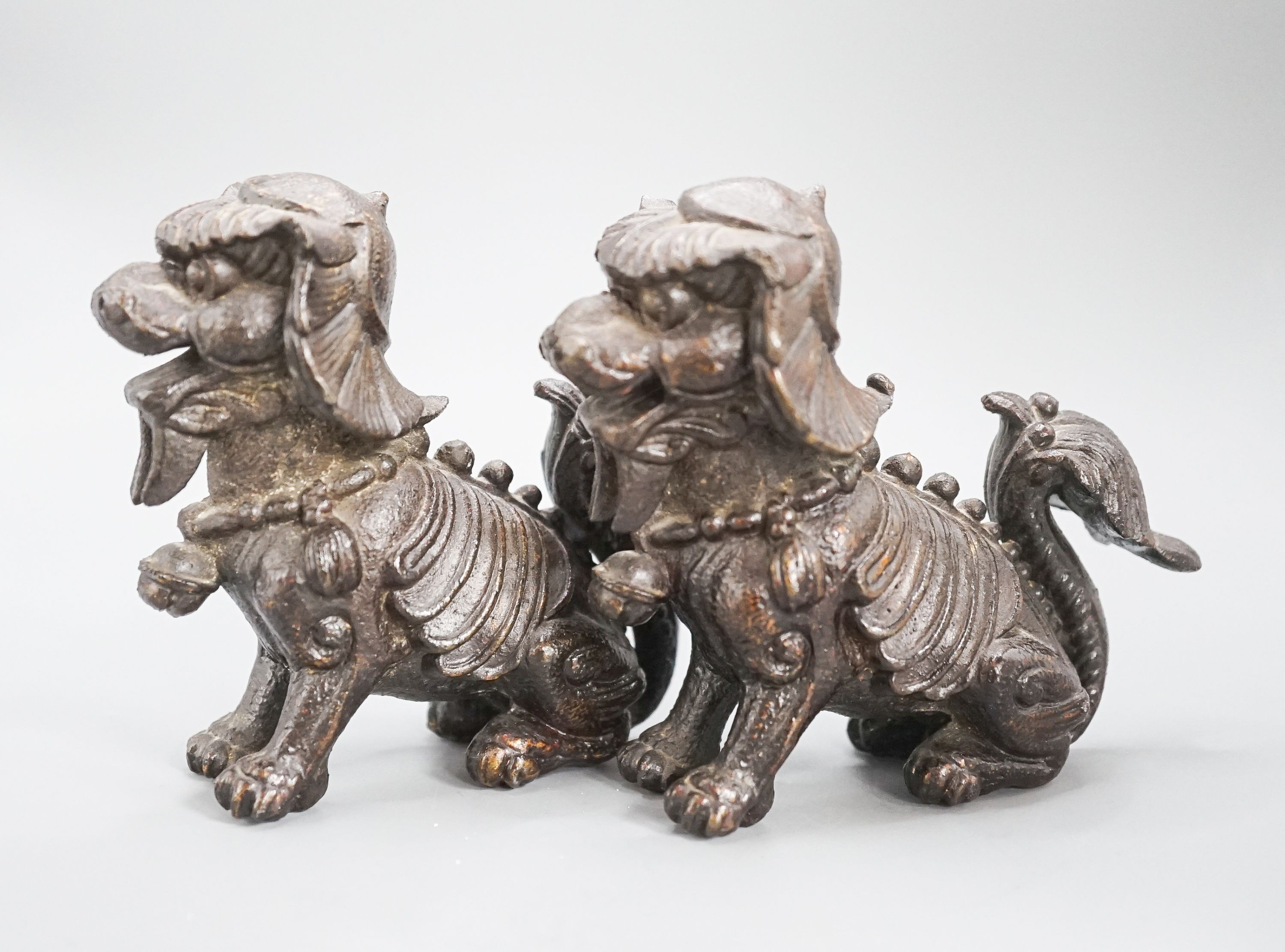 A pair of South East Asian bronze figures of Buddhist lions 9cm